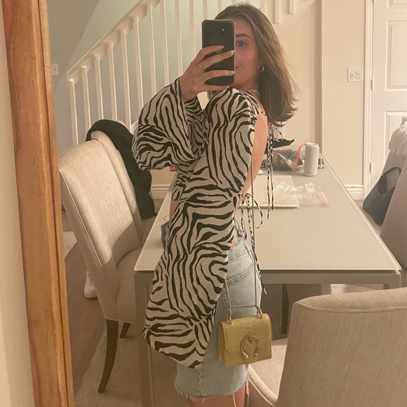 Flowy cowl neck zebra open back tie top - Picture 8 of 8